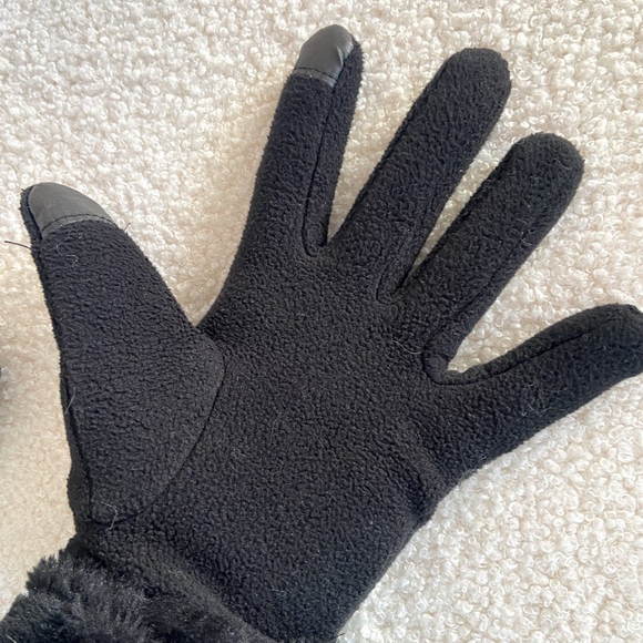 Black Warm Gloves with Touch Screen Tips - Picture 3 of 4
